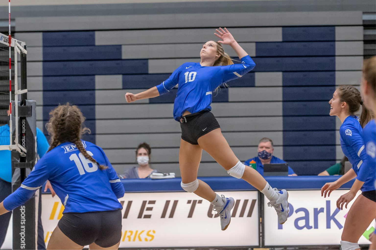 Hutchinson leads Royals volleyball to a hot start EMU News