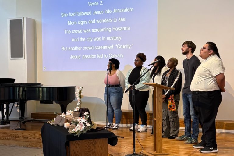 Service Emu Campus community celebrates Easter at worship service - EMU News